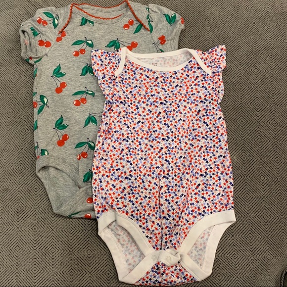 NWOT Set of 2 Gap Onesies 12-18M - Picture 1 of 5